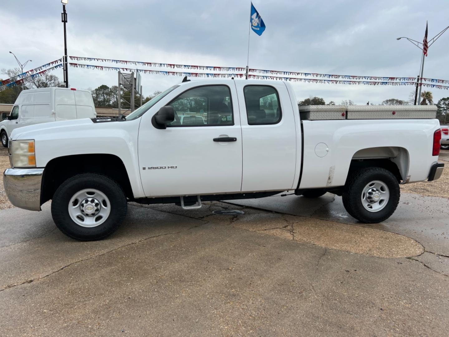 2009 White /Gray Chevrolet Silverado 2500HD LS (1GCHC49K49E) with an 6.0L V8 engine, Automatic transmission, located at 4520 Airline Hwy, Baton Rouge, LA, 70805, (225) 357-1497, 30.509325, -91.145432 - 2009 Chevy Silverado 2500HD Ext Cab LS 6.0 V8 Gas, 161K Miles, Power Windows & Locks, Cold A/C, Toolboxes, Tow Pkg. NO IN HOUSE FINANCING. FOR INFO PLEASE CONTACT JEFF AT 225 357-1497 CHECK OUT OUR A+ RATING WITH THE BETTER BUSINESS BUREAU WE HAVE BEEN A FAMILY OWNED AND OPERATED BUSINESS AT THE SA - Photo#1